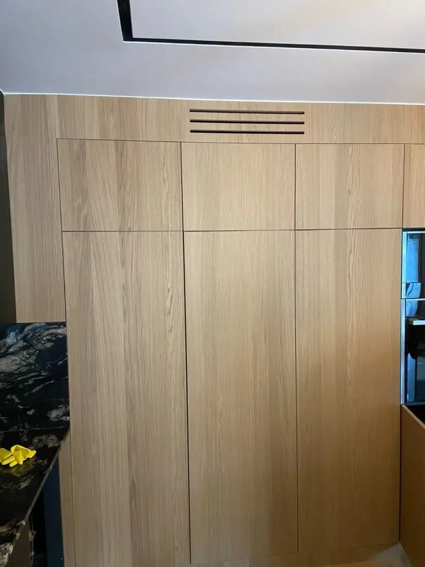 Façade de colonnes de cuisine plaquee chêne clair avec grille de ventilation intégrée