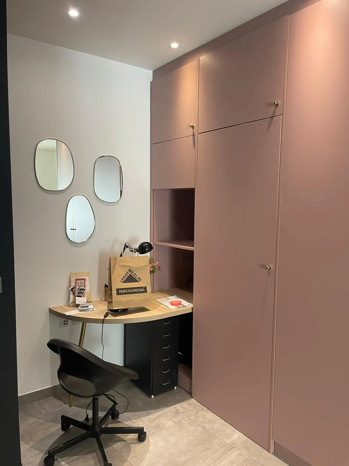 Dressing vieux rose toute hauteur avec bureau d angle en décor chêne, boutons laiton et miroirs muraux