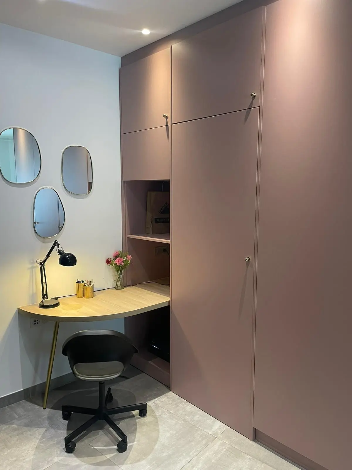 Coin bureau arrondi en décor chêne avec caisson noir à tiroirs, miroirs muraux et dressing vieux rose