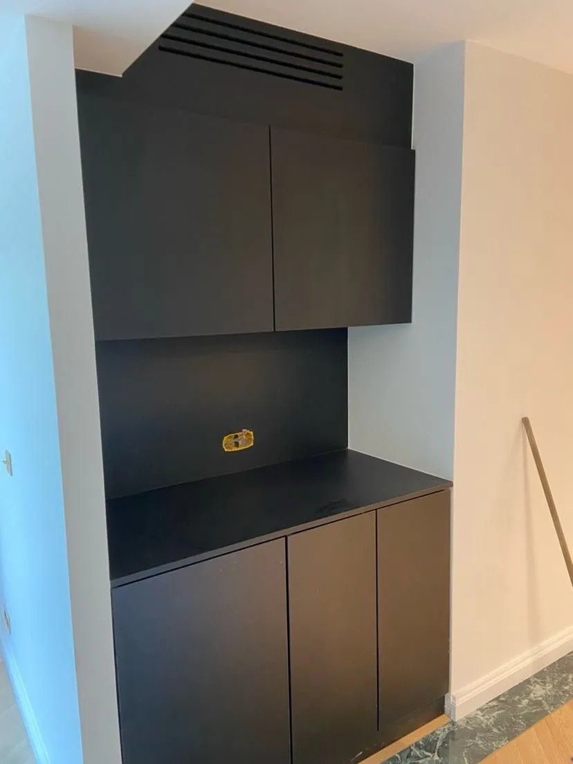 Office noir encastré entre deux murs avec meubles hauts, crédence et meuble bas trois portes