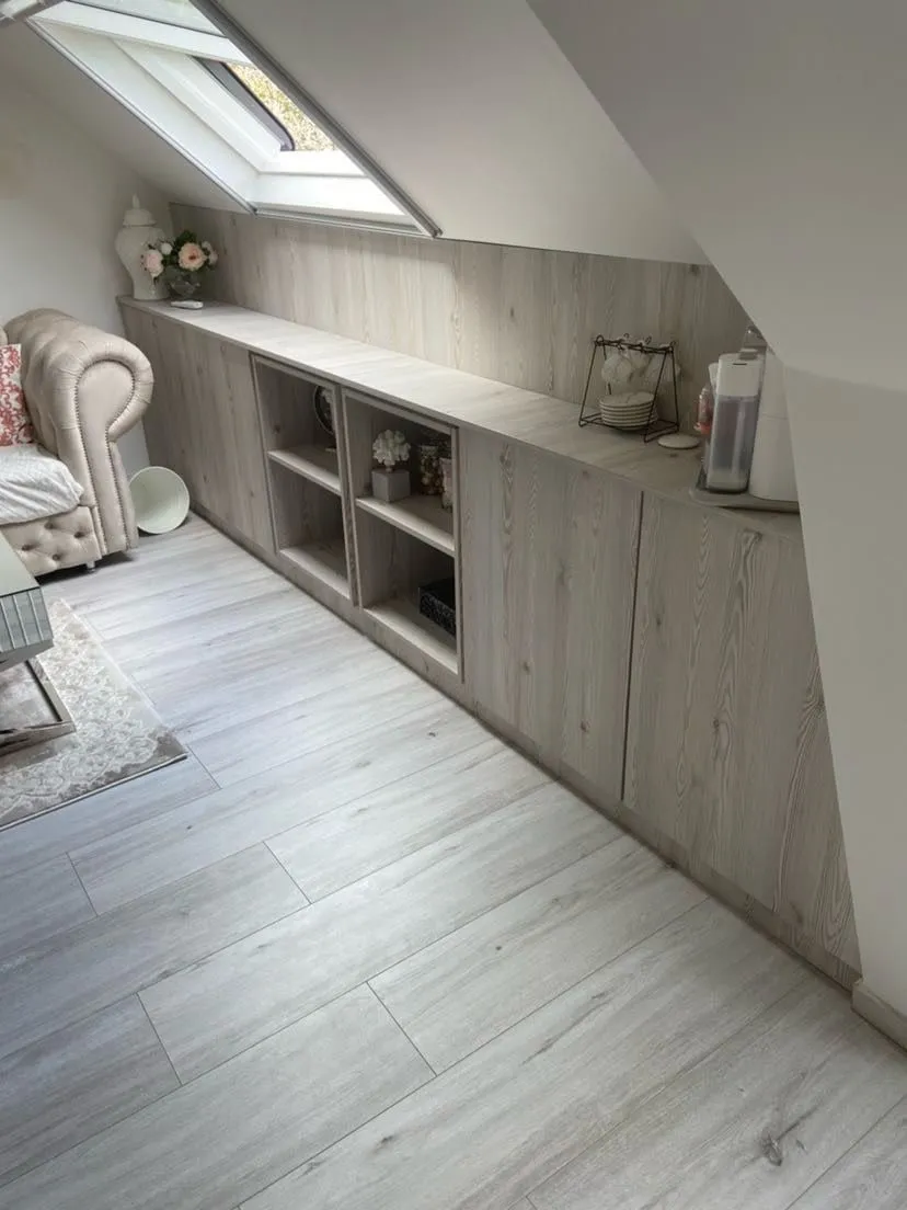 Meuble bas sous pente sur toute la longueur avec niches ouvertes et crédence assortie