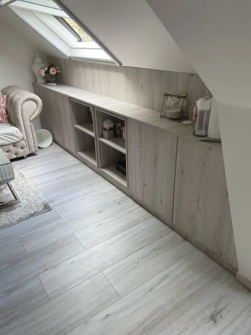 Meuble bas sous pente sur toute la longueur avec niches ouvertes et crédence assortie